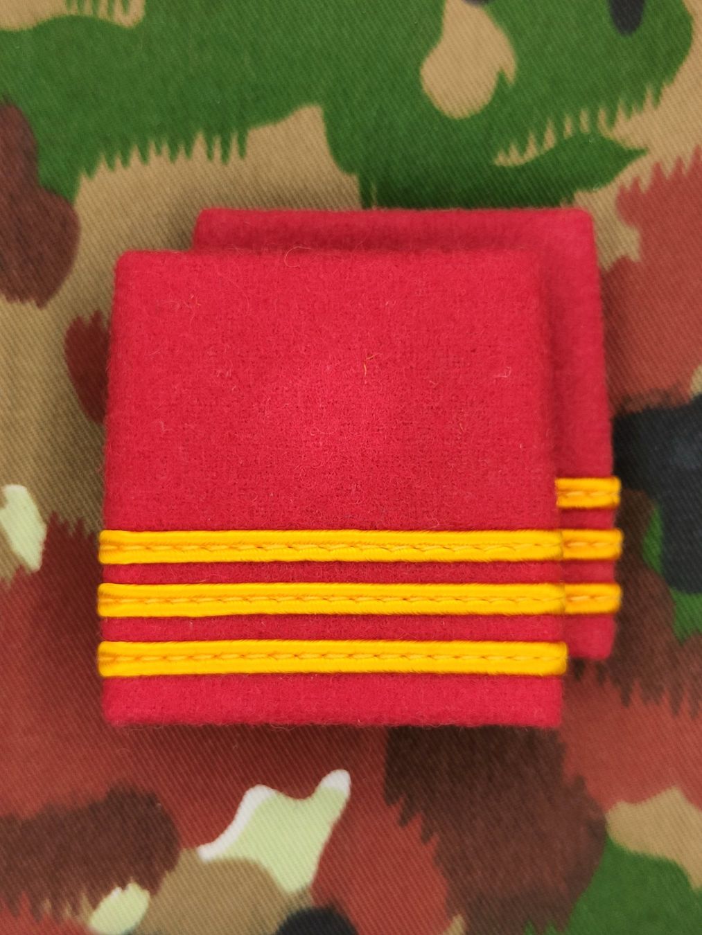 Schweizer Armee Placchette & Badge: Schulterpatten Ord. 1995 Hauptmann, Set – Usato da Bauma venduto da SwissMilitaria