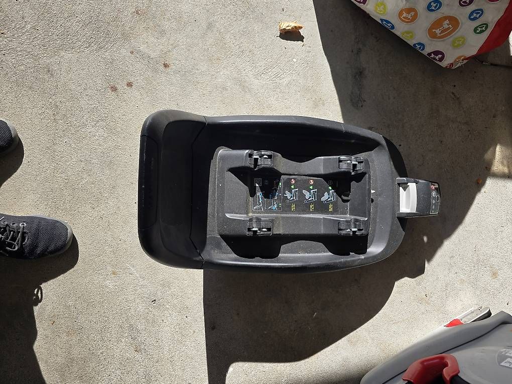 Seggiolini per auto: Maxi-Cosi Babyschale mit 2wayFix Station – Usato da Adliswil venduto da JPAZ 2