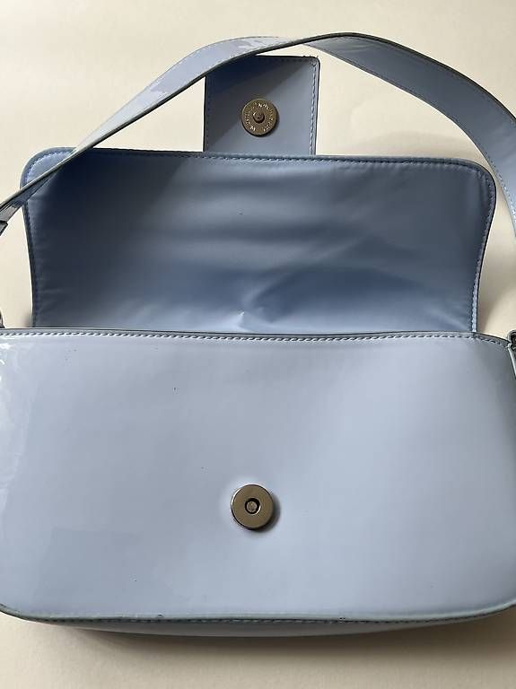 Sacs femmes: HELLBLAUE LACK-UMHÄNGETASCHE – D'occasion à Wädenswil par esp_z8tb 2