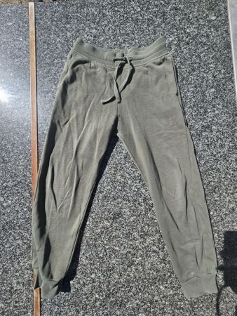 Trainerhose von H&M, Grösse 134, olivgrün