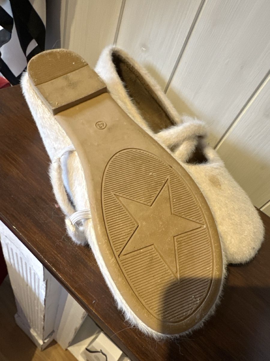 Scarpe da donna:  Ballerinas Plüsch beige Gr40  – Usato da Mönthal venduto da Shaycat13 3