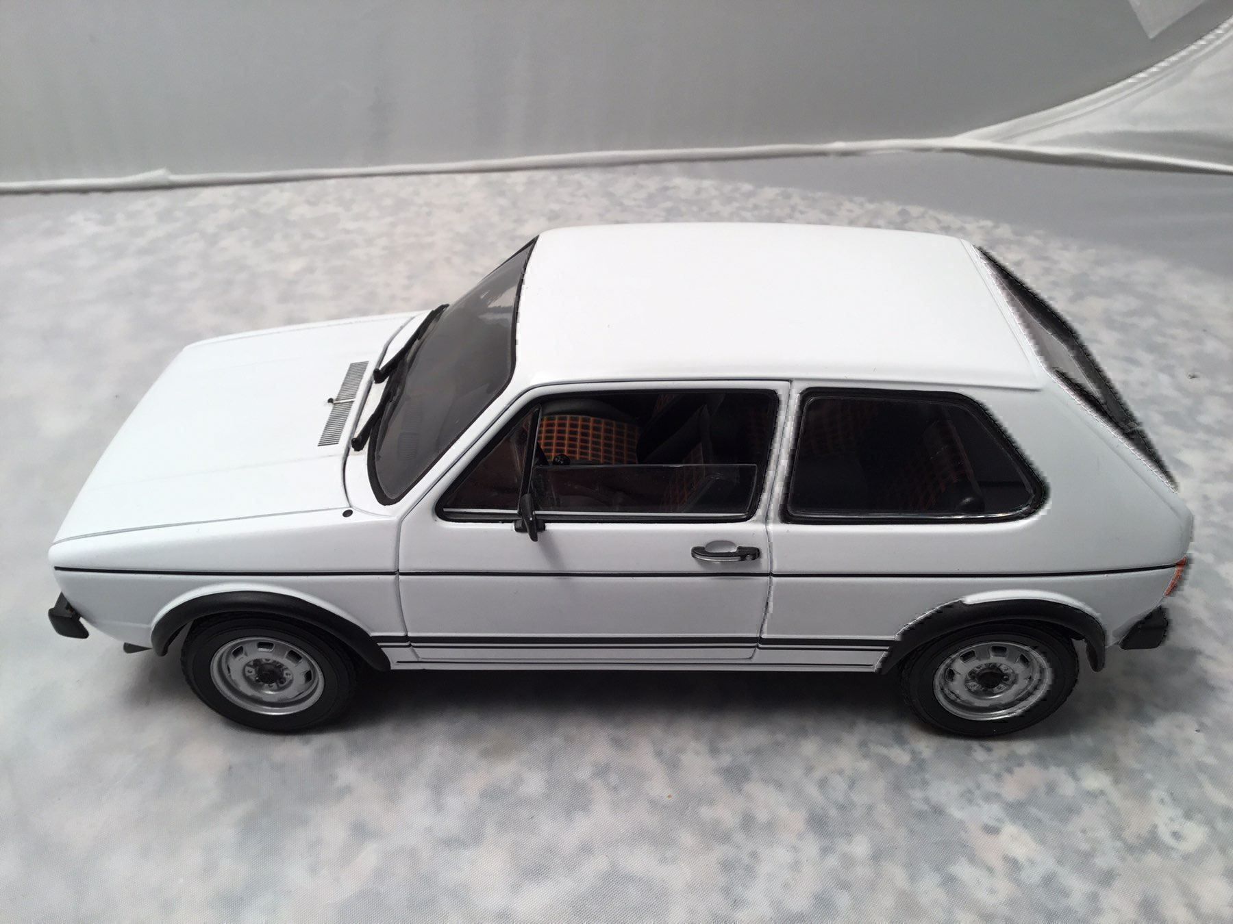 Volkswagen Modellini d'auto: VW Golf GTI Serie 1 – Nuovo e nell'imballaggio originale da Erlenbach im Simmental venduto da Model_box 1