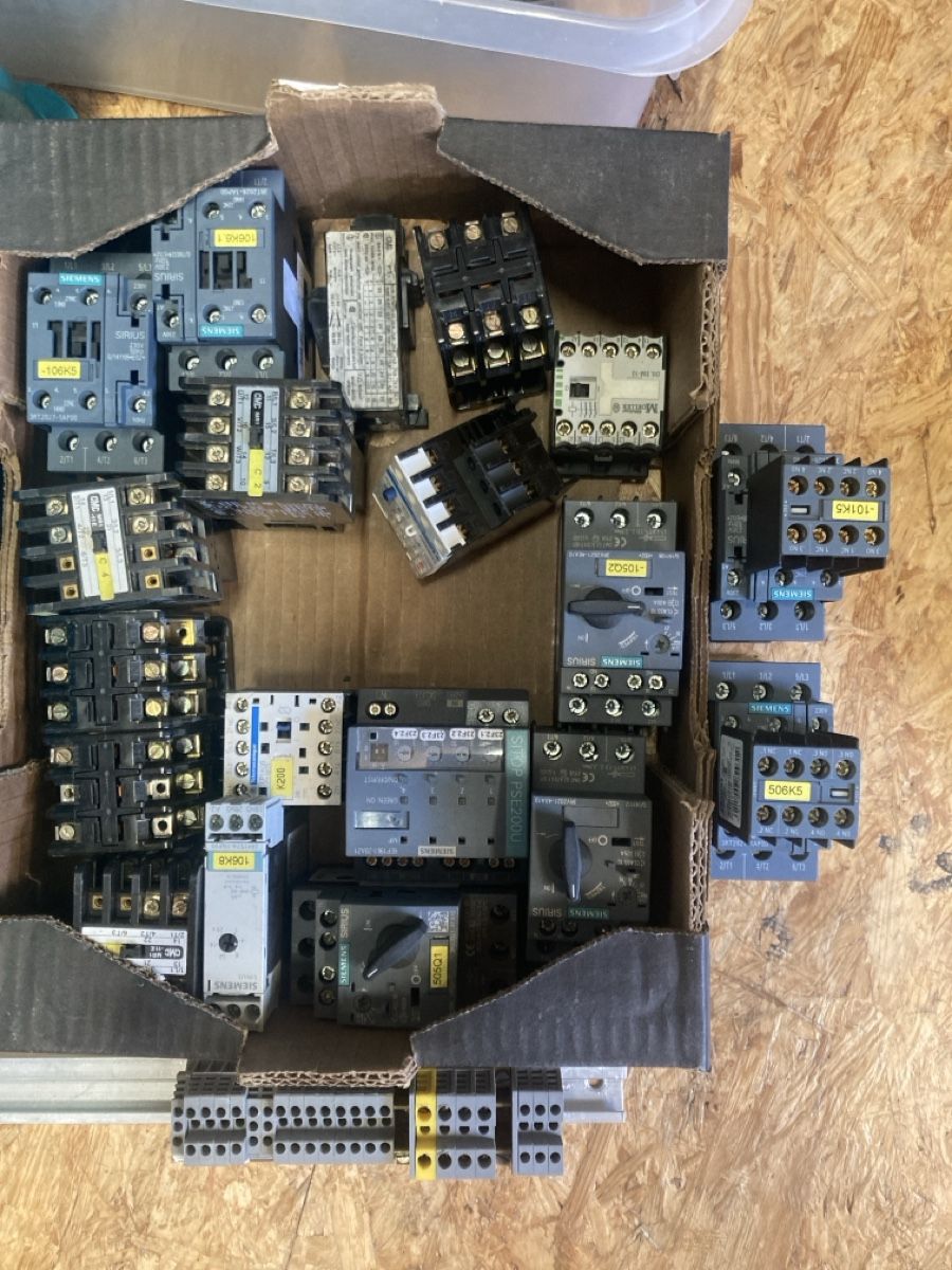 Spine: Lot de matériel électrique  – Usato da Bourrignon venduto da Rere3 1