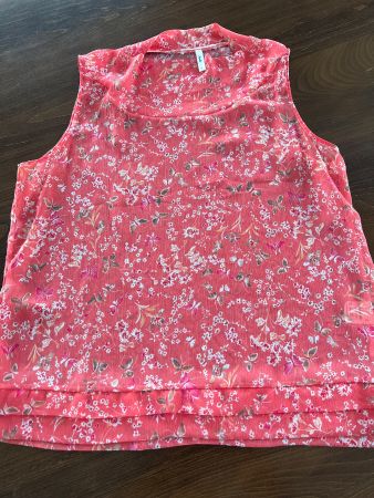 Sommerliches Top in Koralle mit Blumenmuster, Grösse 44