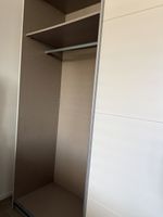 Schwebetürenschrank in weiss zu verkaufen