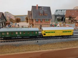 2 hübsche Minitrixwagen, Bauzug- 13061 & Güterwagen 13280