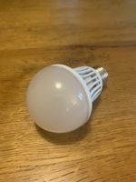 LED Lampe E27 weiss rund neuwertiger Zustand