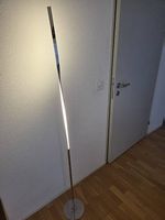 Moderne Stehlampe mit gedrehtem Design in Silber