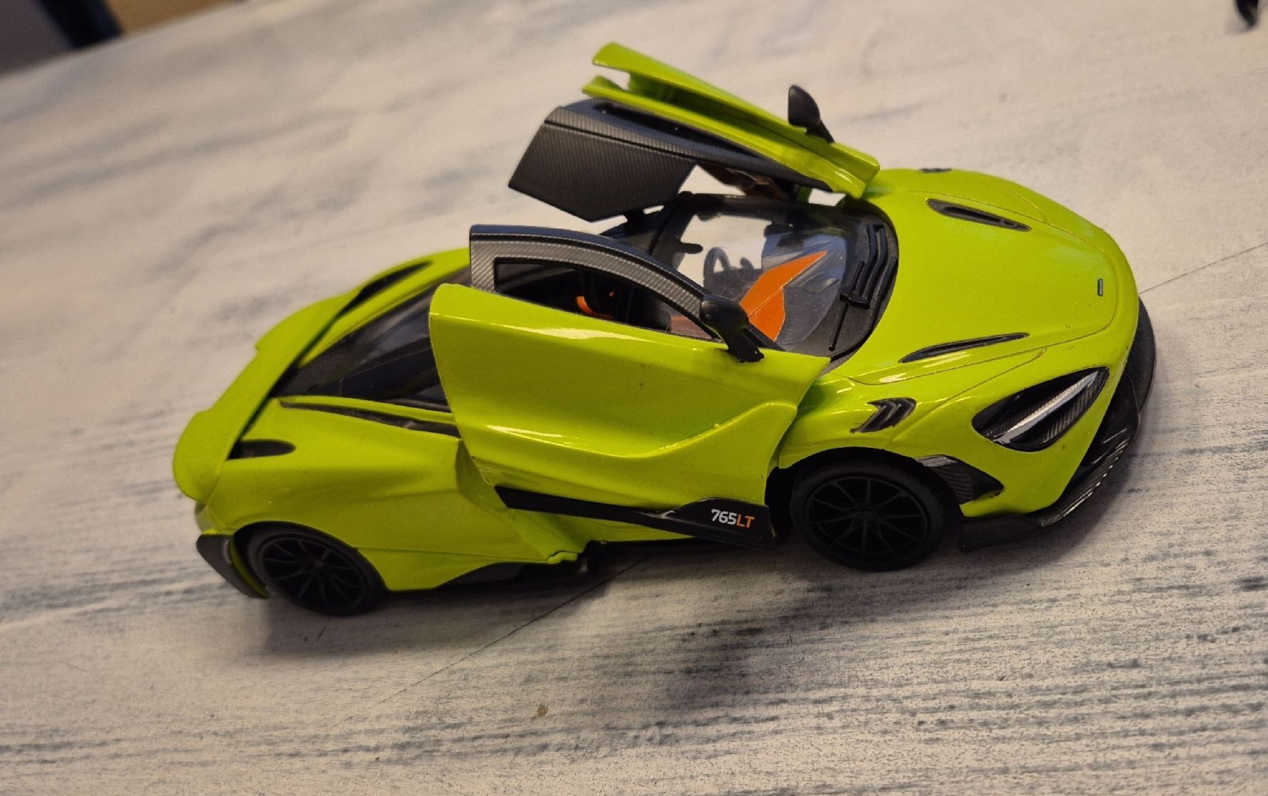 Modellini d'auto: McLaren 765LT Modellauto 1:24 – Usato da Tuggen venduto da Santasbag 6