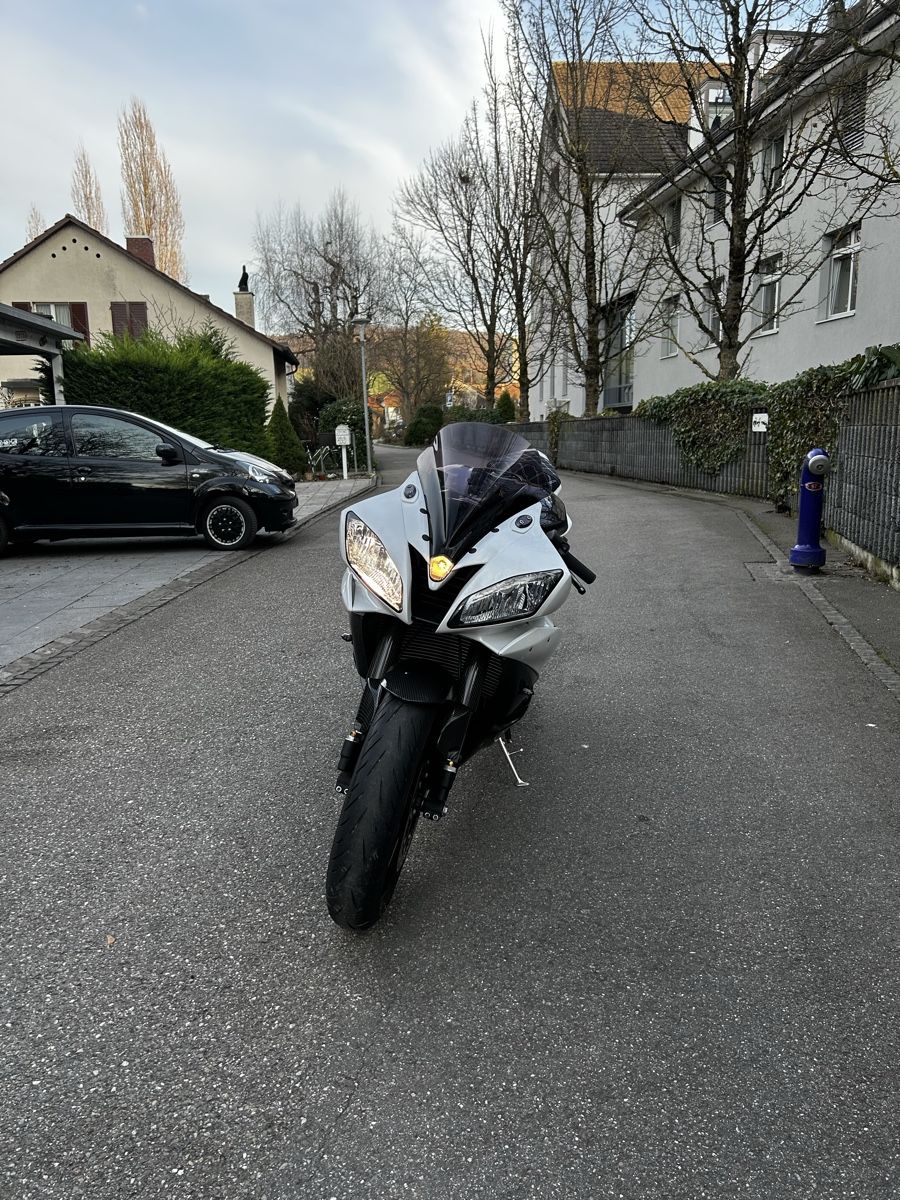 Accessori per altri veicoli: Yamaha R6 RJ11 mit MFK – Usato da Sissach venduto da Frecce3colori 2