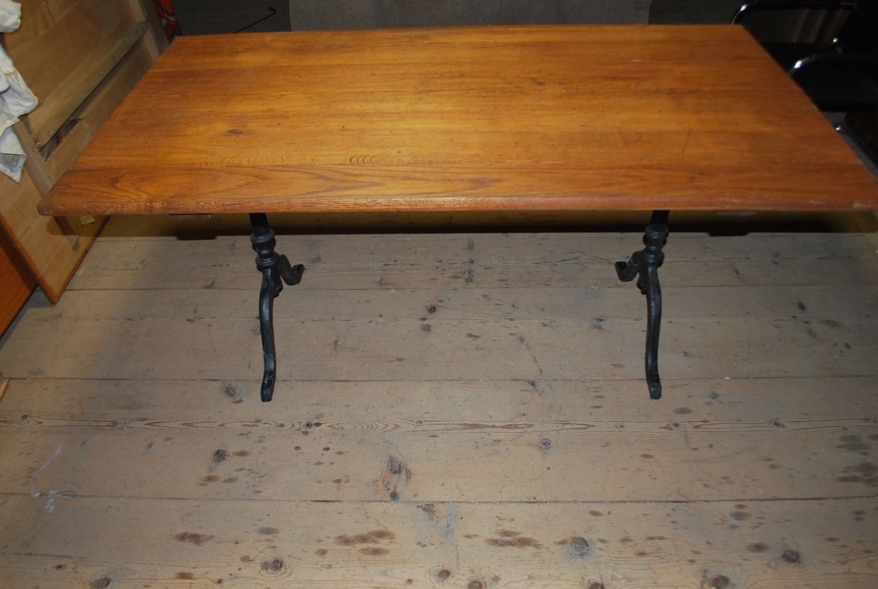 Tische: Tisch mit Gussfüssen 159x88cm Eiche – Gebraucht aus Gebenstorf von suroh