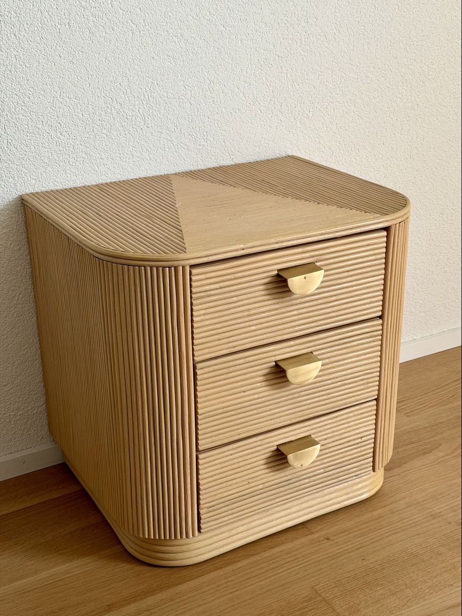 Comodini: Mid Century Modern Rattan Nachttisch – Usato da Bern venduto da RussianDoll
