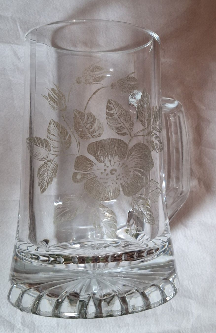 Bicchieri: Henkel-Trinkglas mit geritztem Blumenmuster 0,5 L – Usato da Oberriet SG venduto da Atir47