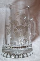Henkel-Trinkglas mit geritztem Blumenmuster 0,5 L