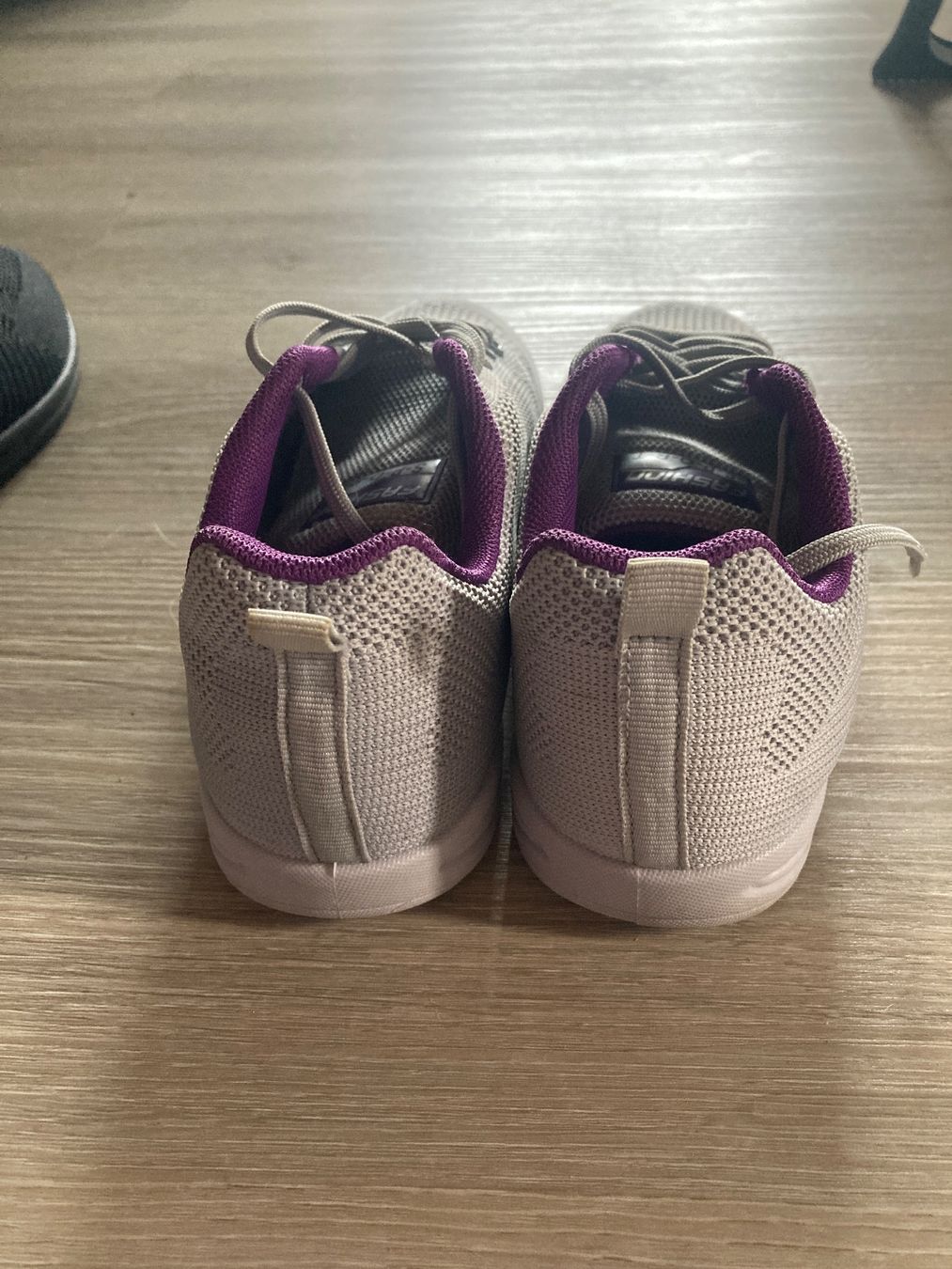 Damenschuhe: 2 Paar Sneakers 37 fast neu – Gebraucht aus Bischofszell von Silberviolett 9