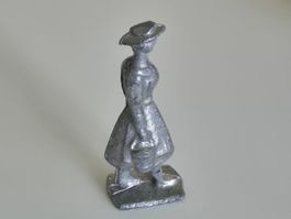 Schwere Zinnfigur Frau mit Kessel, antik