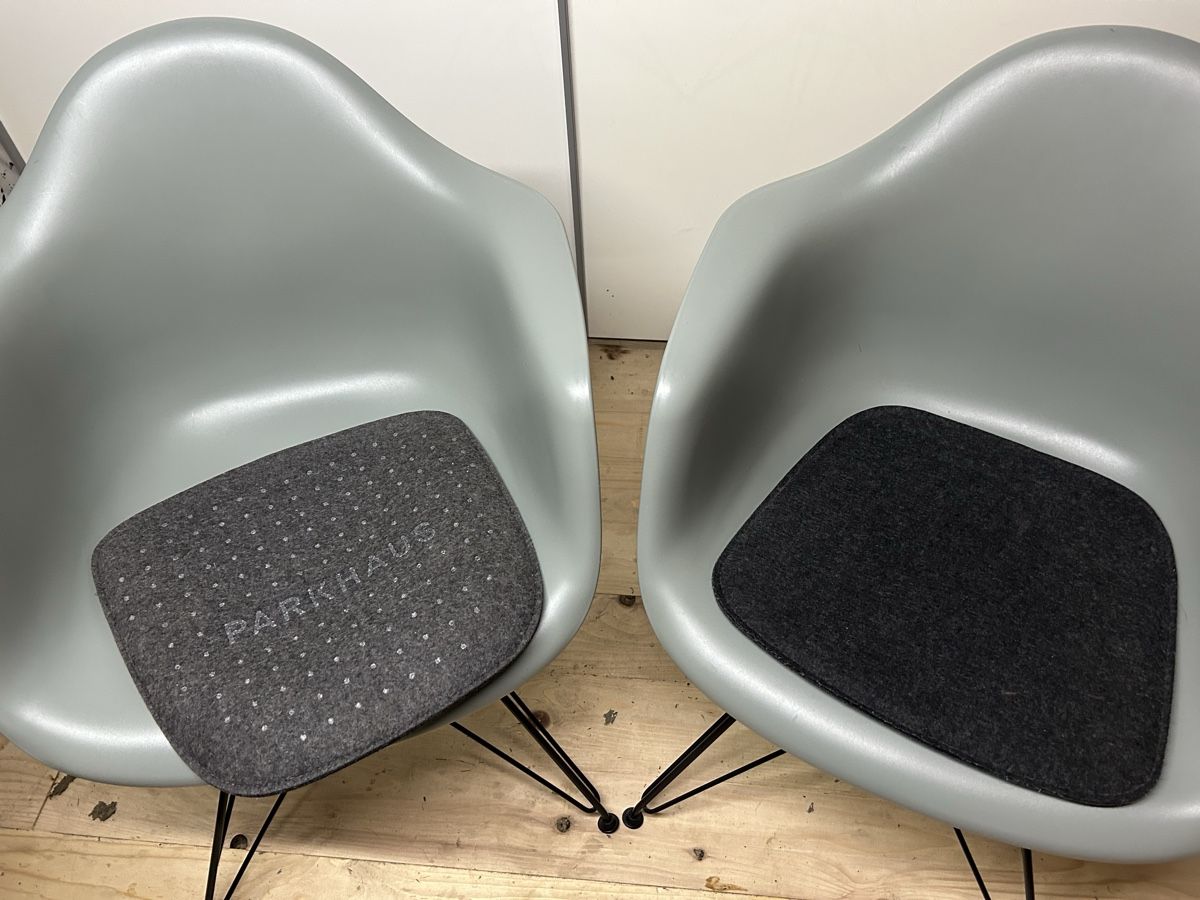 Vitra Chaises: 2 Vitra Eames Plastic Armchair DAR – D'occasion à Bäretswil par ganzgross 1