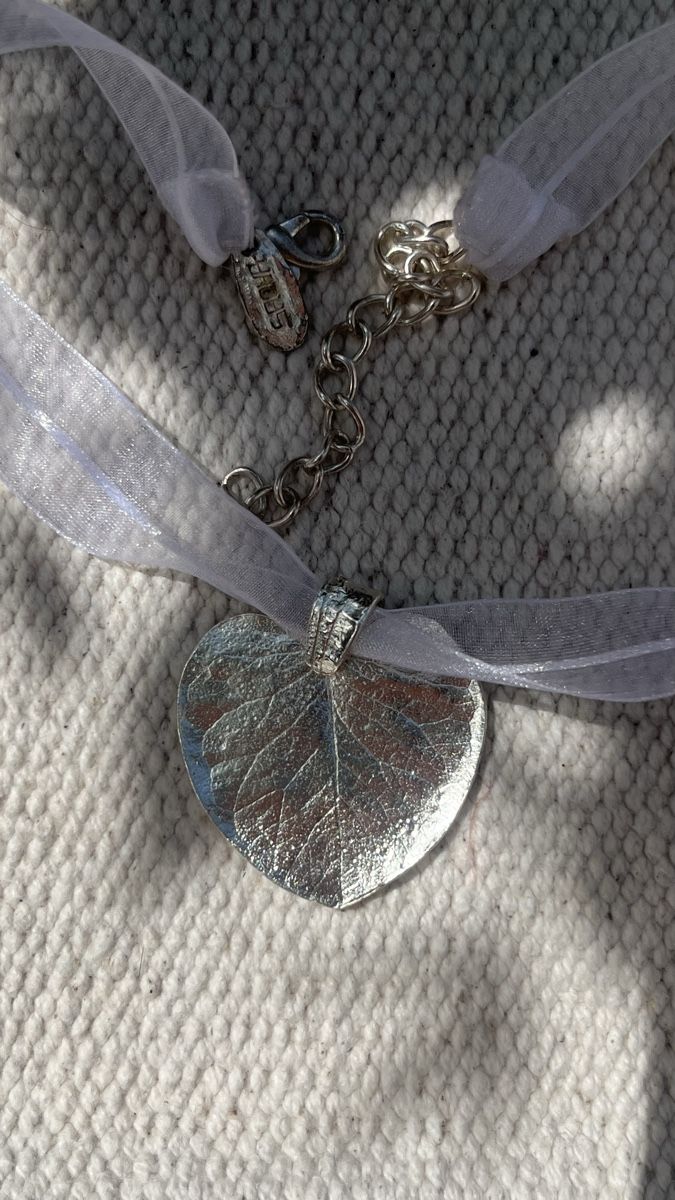 Catenine: VINTAGE SILVER FINISH EUCALYPLUS LEAF SATIN CHOKER BY SAOYA – Usato da Lugano venduto da yul_fhg2