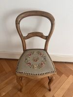 Vintage Holzstuhl mit besticktem Polstersitz