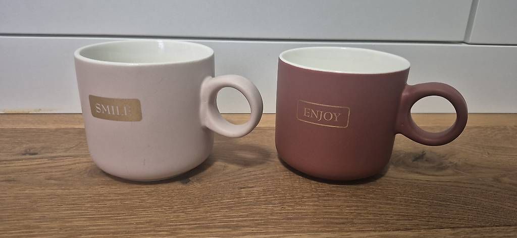 Tazze: 2 Tassen mit schönem Design – Usato da Ennetbaden venduto da dom_5nlb