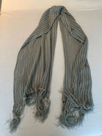Grauer Strickschal mit Fransen - 45x170cm