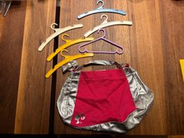 Kleiderbügel und Barbie Tasche, gut erhalten
