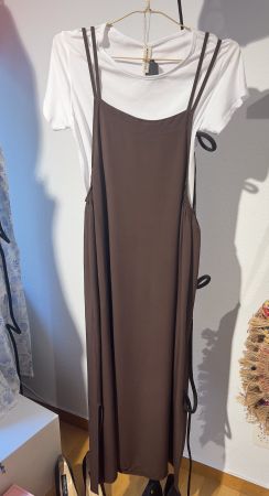 Sommerliches Latzkleid mit T-Shirt