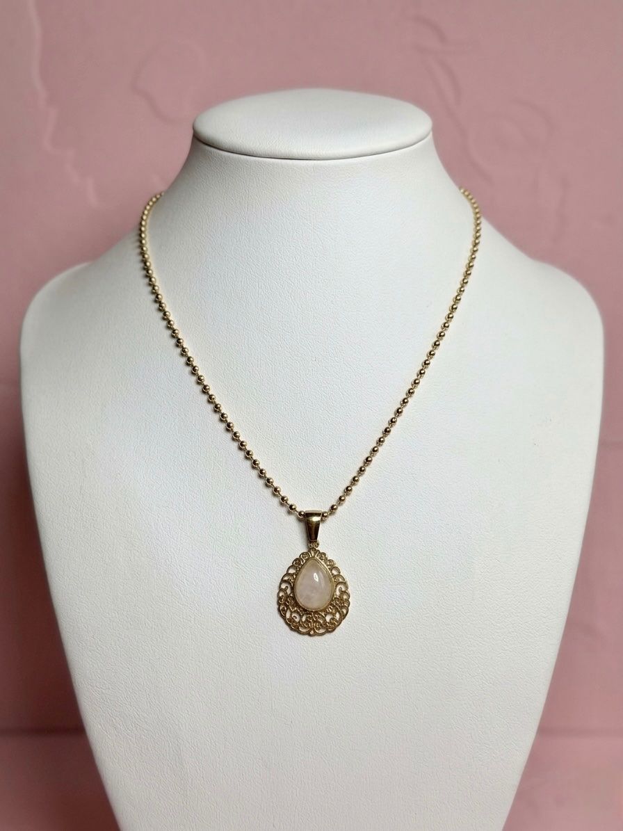 Catenine: Collier pierre de lune – Nuovo e nell'imballaggio originale da St-Maurice venduto da Sandrinette123