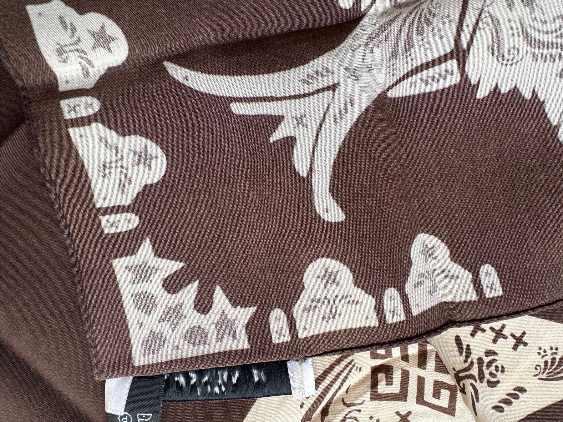 Givenchy Foulard & Sciarpe: Givenchy Tuch Foulard Swallow – Usato da Schaan venduto da MivrSh 4