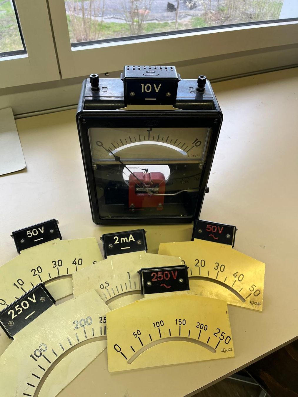 Mesurer: altes/ antiker Voltmeter – Défectueux à Arch par Dendu01