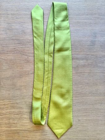 HERMES Kravatte Seide hellgrün mit H-Muster, getragen