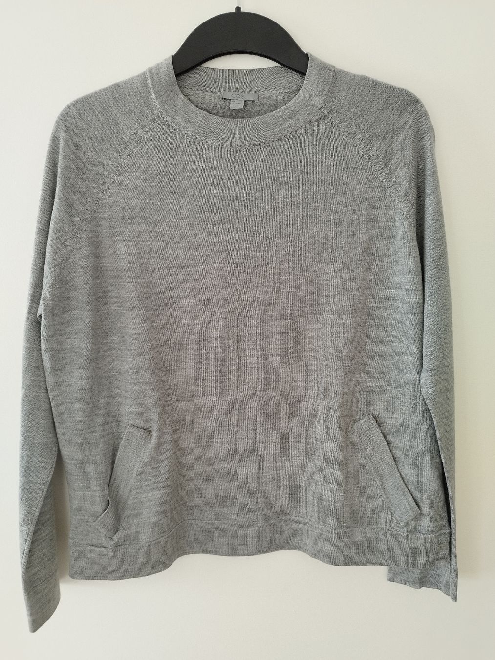 Cos Maglioni & Felpe: COS Wool Jumper with Pockets - Lightweight and Stylish – Usato da Zürich venduto da eug_wil