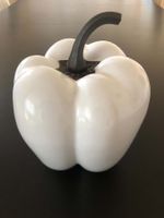 Décoration poivron blanc en plastique, 19 cm de haut.