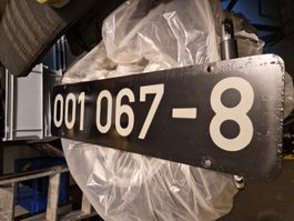 Nummerschild einer Schnellzugdampflok 001 der DB