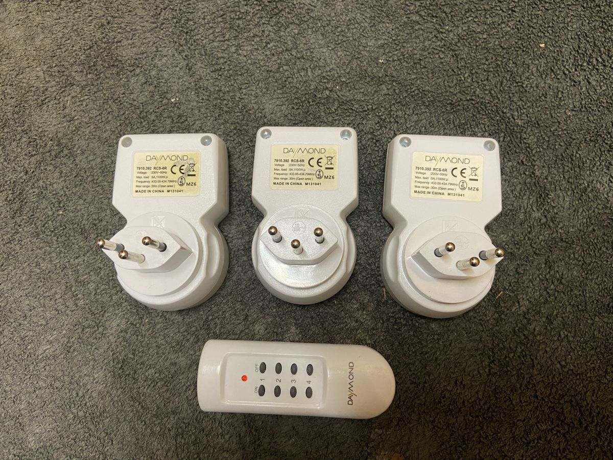 Stecker: Lot de 3 prises télécommandées Daymond + télécommande  – Neu (gemäss Beschreibung) aus Genève von muj_2zmc 2