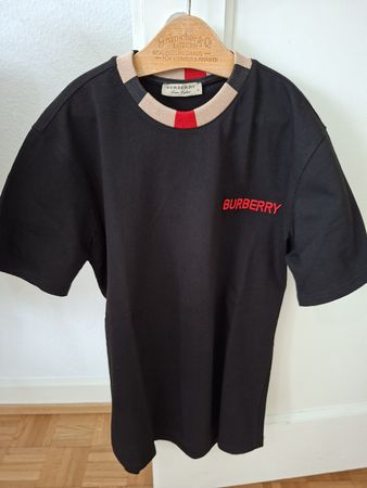 T-shirt Burberry noir - Élégant et confortable - Taille M!