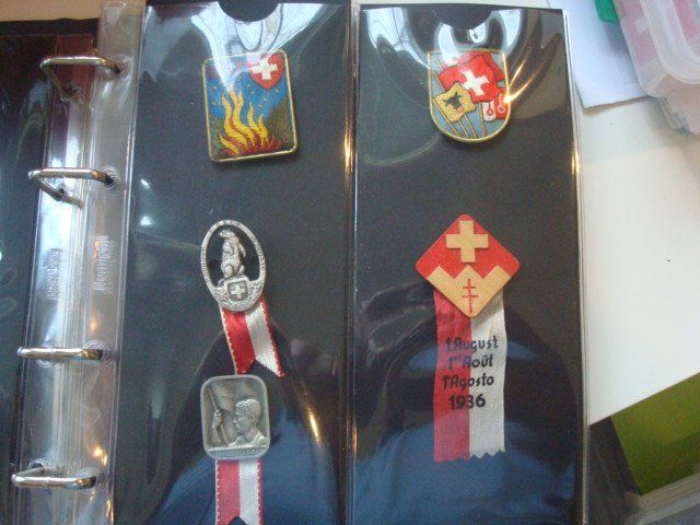 Placchette & Badge: Abzeichen 1. August ganze Sammlung 1923 bis 2025 – Usato da Riehen venduto da Baerewaegli 2