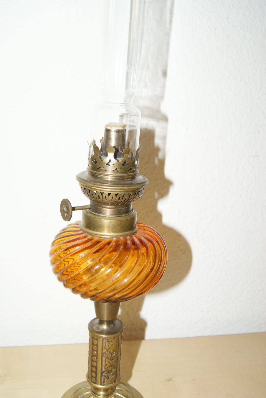 Lampade: Antike Petroleumlampe mit gelbem Glas – Usato da Zürich venduto da Widi1 1