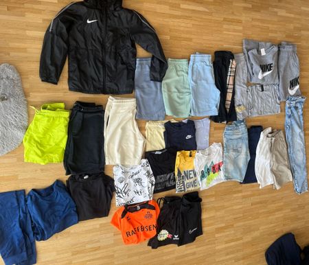 Bequeme Sommerkleidung Jungs. T-Shirts, Shorts, Jogger. 