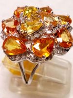 Ring mit orange-gelben Safiren von Diamanten umrandet