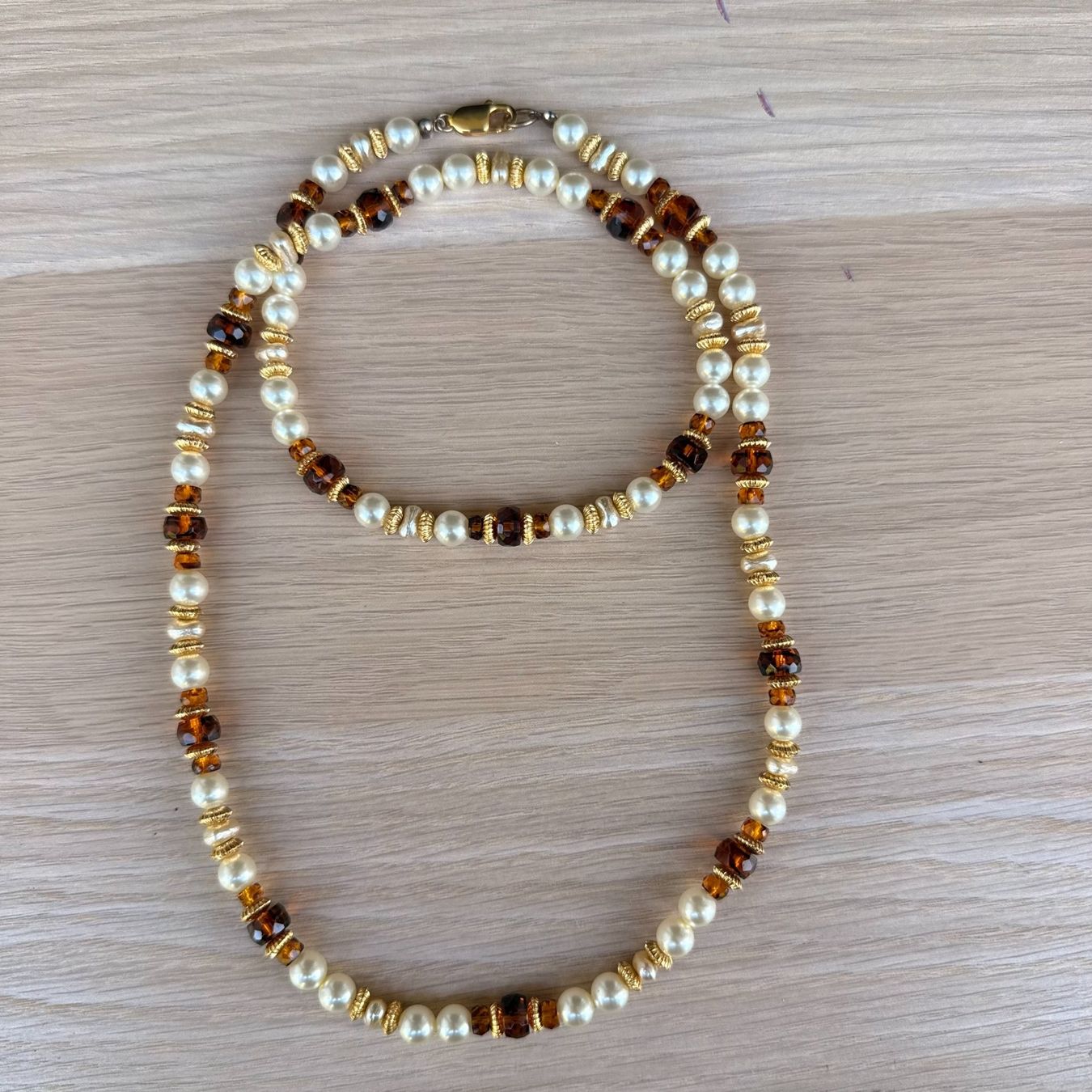 Catenine: Collier long perles blanches et perles ambrées facettées – Usato da Thônex venduto da Suisse.Shopping 7
