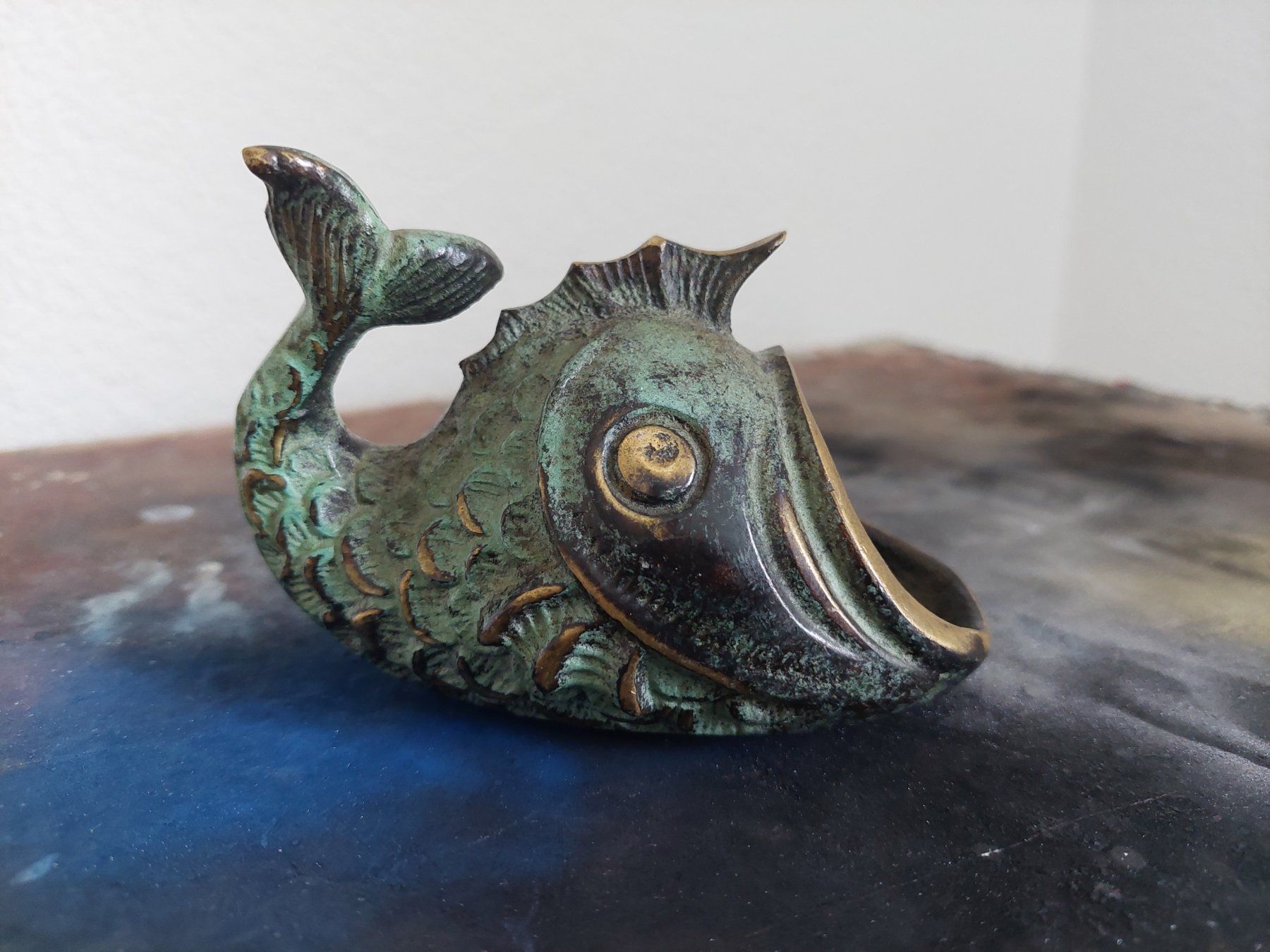 Portacenere: Fisch-Aschenbecher aus patinierter Bronze, Walter Bosse – Usato da Subingen venduto da K7passt_immer