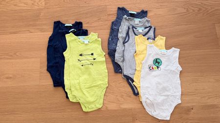 9x ärmellose Bodies Gr. 86/92