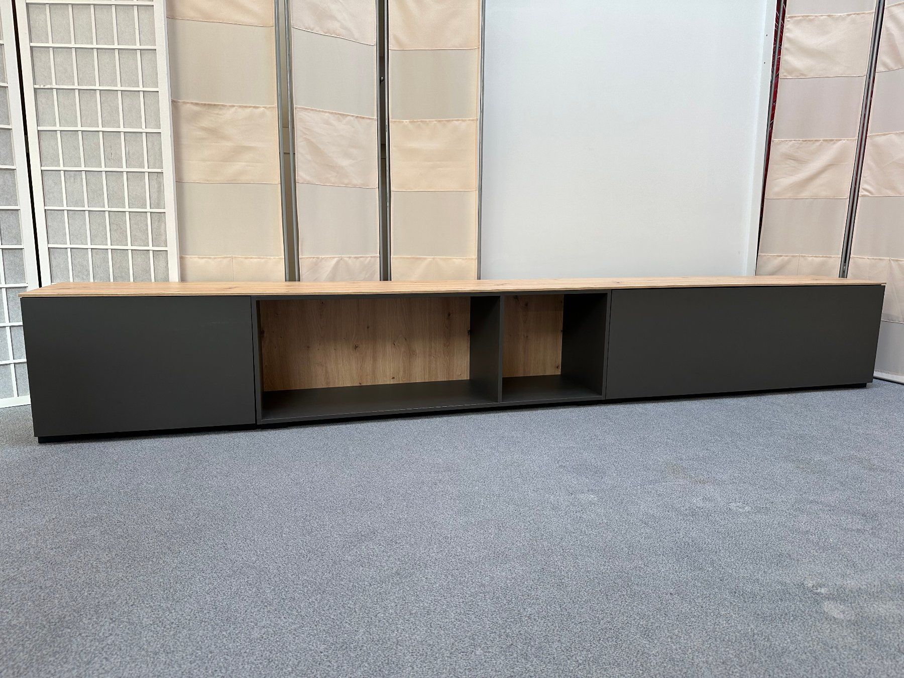 Mobili TV: Lowboard SETUP Farbe Schiefer Eiche 288 x 42 cm Swiss Made – Nuovo (secondo la descrizione) da Unterentfelden venduto da moebelrufli
