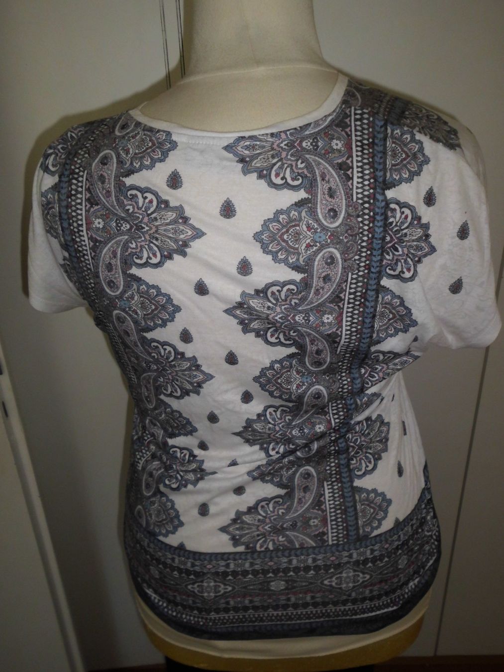 T-shirt: T-shirt blanc/gris T. M – Usato da Marin-Epagnier venduto da Madja 2