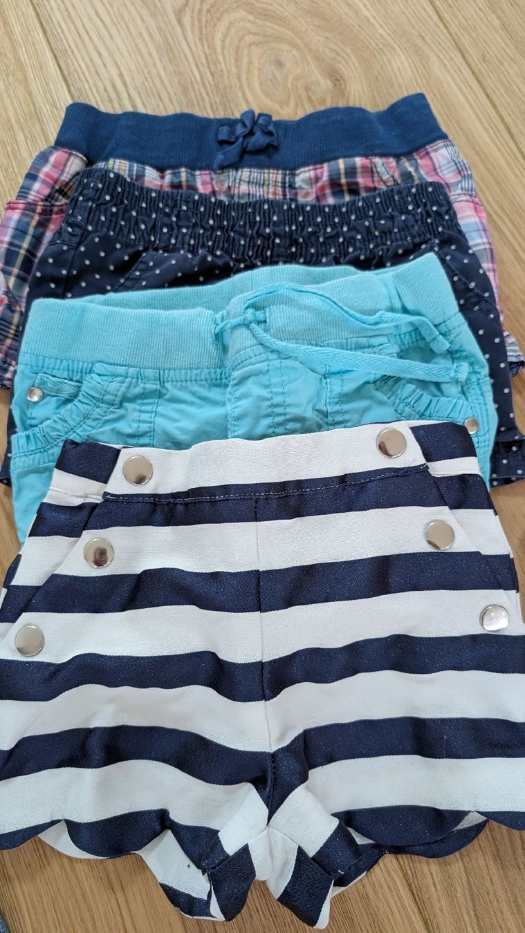 Lotti & Set di vestiti: 4 Shorts + 1 Kleid 104-110 – Usato da Baar venduto da phlys 2