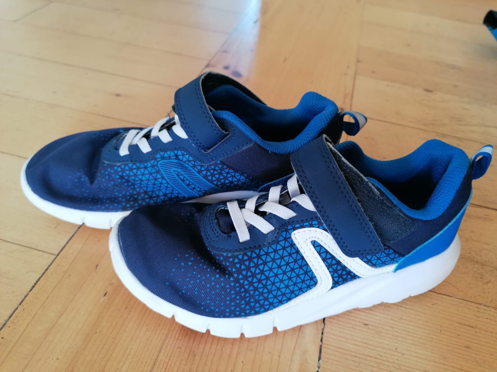 Decathlon Scarpe per ragazzi: blaue Hallenturnschuhe Gr. 34 – Usato da Thalwil venduto da myandine