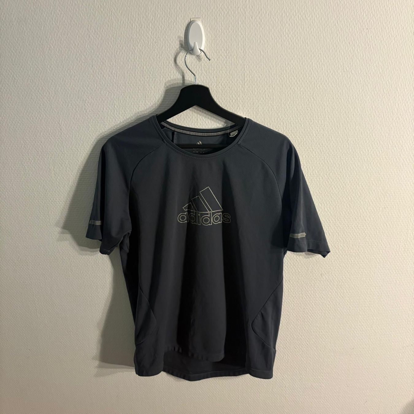 Adidas T-shirt: Adidas Tshirt (Dark Grey) – Nuovo (secondo la descrizione) da Bern venduto da gia_jqj7