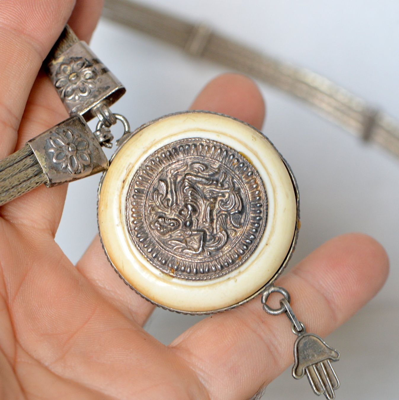 Ketten: Ancien collier avec médaillon – Gebraucht aus Neuchâtel von Neuchatel
