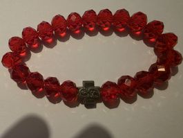 Rotes Armband mit Kreuz Anhänger - Schmuck